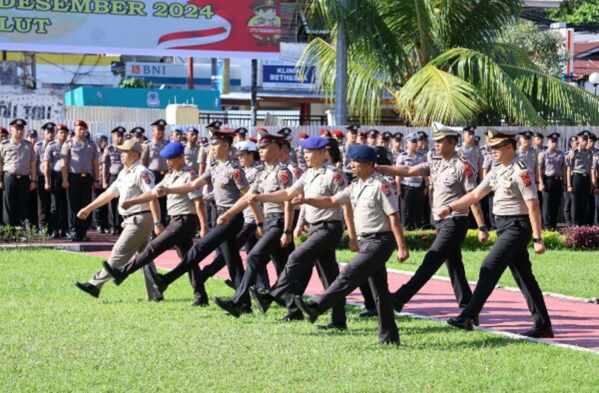 Sebanyak 200 personel Polda Sulawesi Utara dinaikan pangkat setingkat lebih tinggi pada acara Upacara Laporan Kenaikan Pangkat yang dipimpin oleh Kapolda Sulut Irjen Pol Roycke Harry Langie