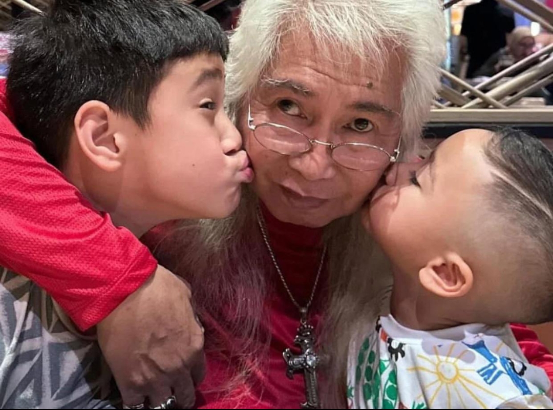 Raffi Nagita Posting Foto Rafathar dan Rayyanza Bersama Opa Gideon Pakai Kalung Salib, Netizen Tanya Agamanya Apa?