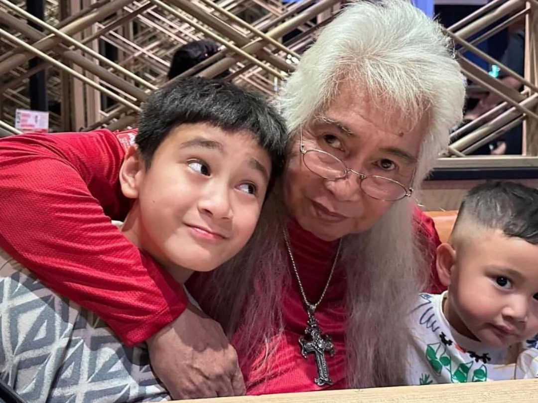 Raffi Nagita Posting Foto Rafathar dan Rayyanza Bersama Opa Gideon Pakai Kalung Salib, Netizen Tanya Agamanya Apa?