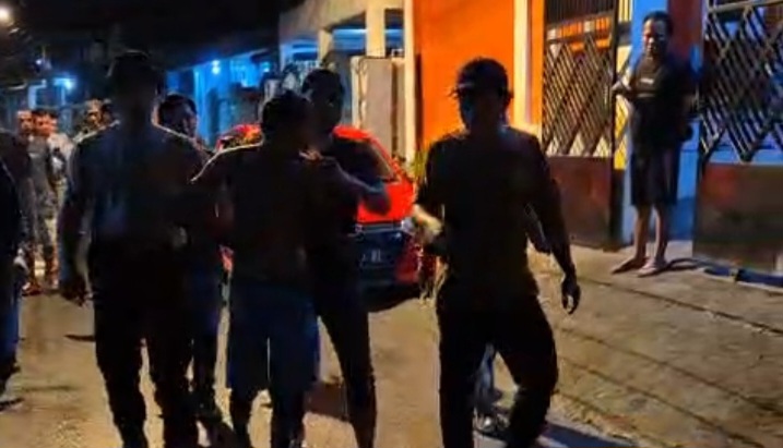POLISI mengamankan pemuda yang membawa panah wayer.