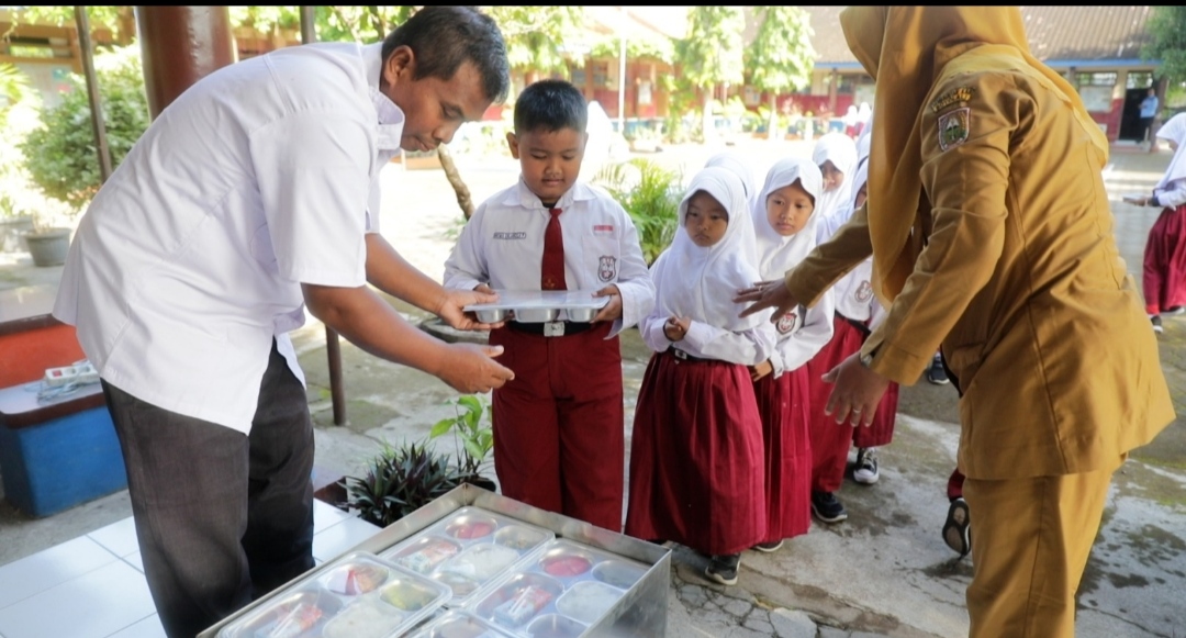 Para siswa yang antre untuk mengambil makan bergizi gratis yang merupakan program Prabowo-Gibran.