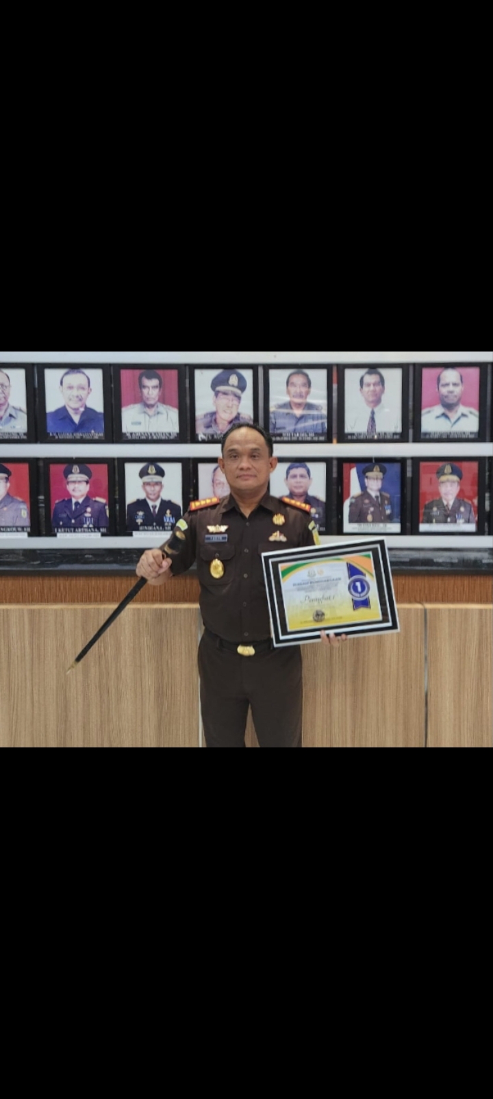 Kajari Bitung Dr Yadyn SH MH usai menerima penghargaan di Kantor Kejati Sulawesi Utara.(Dok Istimewa)