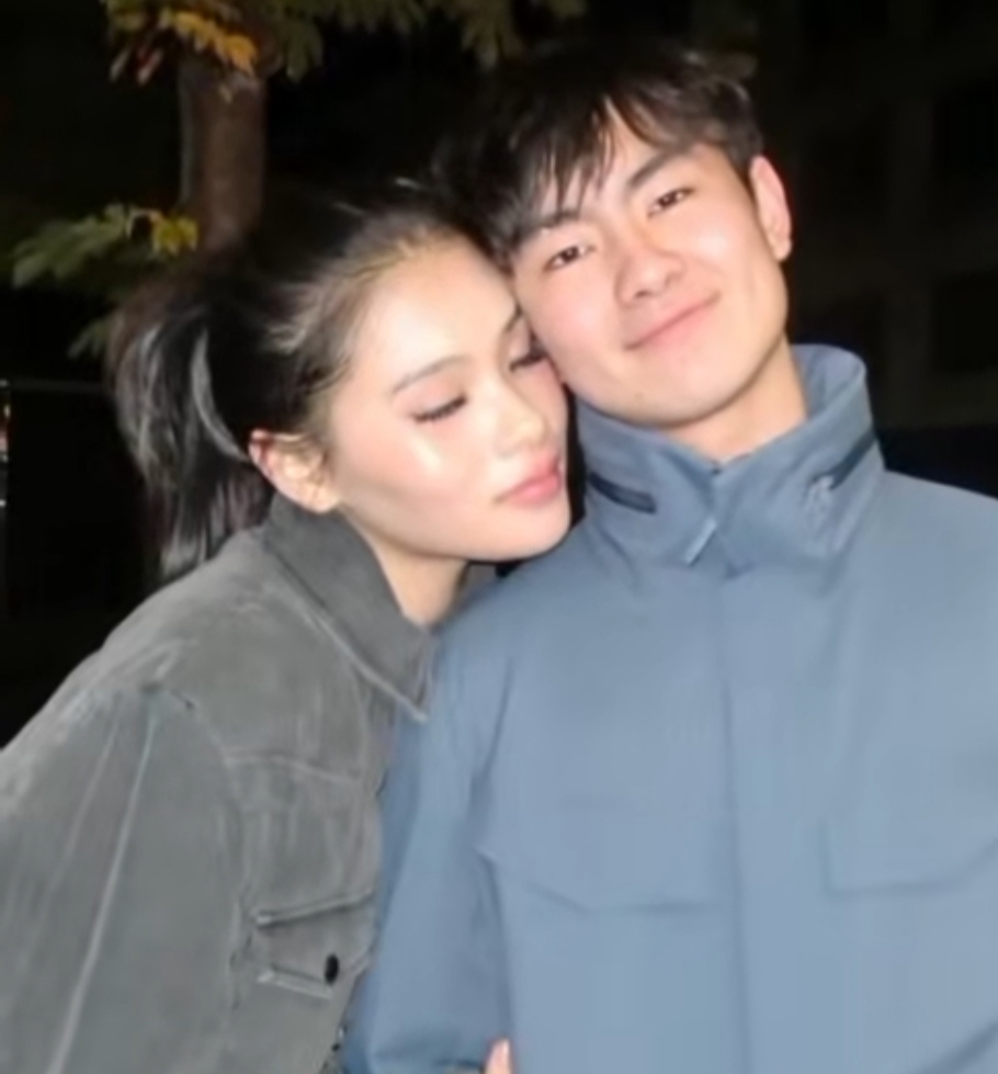 Edlylin Laos bersama seorang lelaki yang diduga pacarnya.