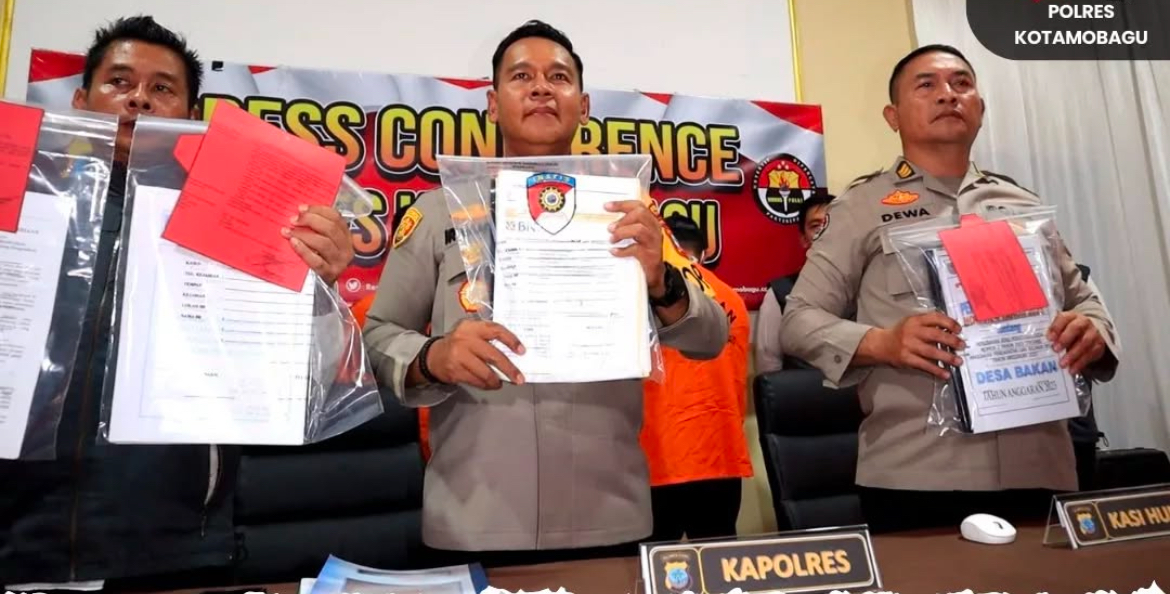 Kapolres Kotamobagu AKBP Irwanto (tengah) membeber pengungkapan kasus korupsi di wilayah hukumnya