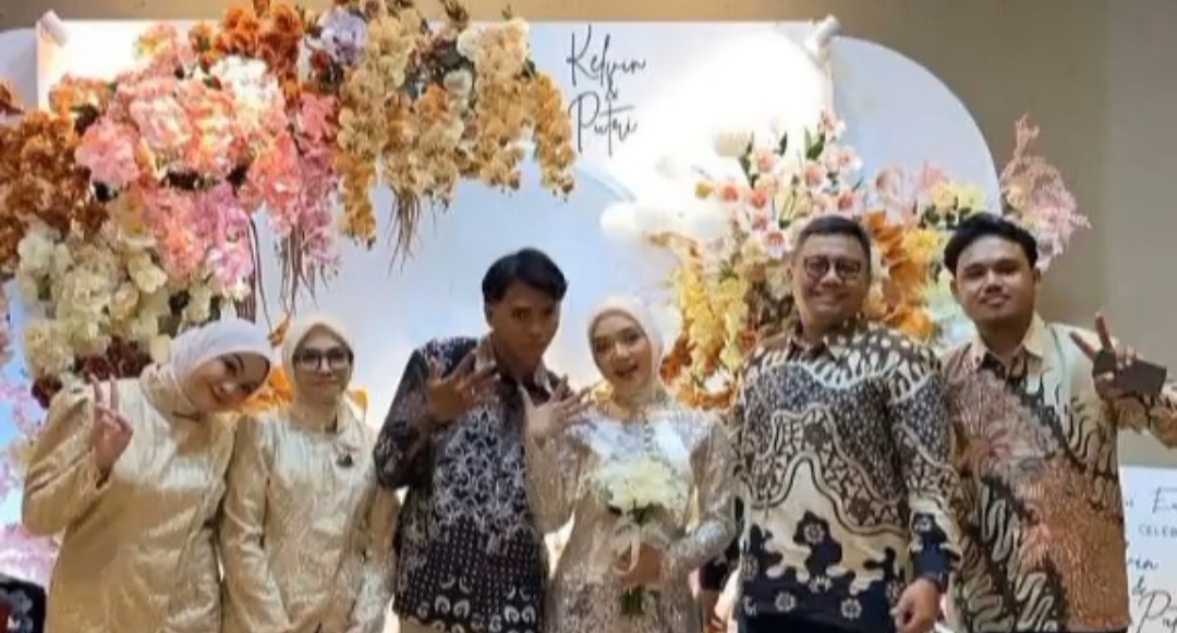 Diman (Ujung kanan) saat hadir di acara lamaran kakak Salma Salsabil