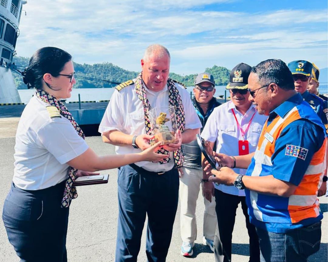 General Manager Pelindo Regional 4 Bitung, James David Hukom saat menyambut kapten kapal pesiar MV Noordam.(Dok Istimewa)