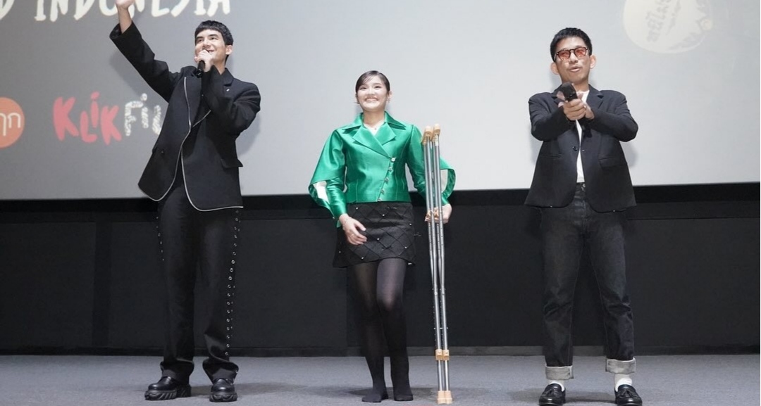 Ashel bersama rekannya dalam film 404 saat menyapa penggemar.