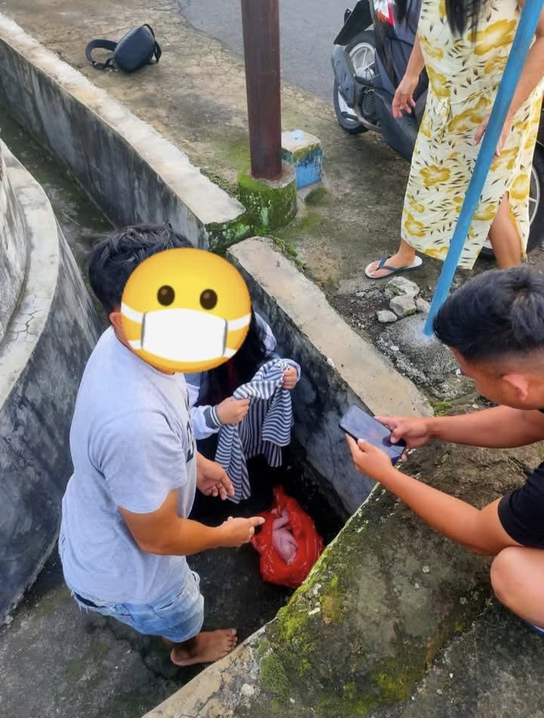 EVAKUASI: Warga setempat saat mengevakuasi bayi dari selokan, Minggu (12/1/2025). (Istimewa)