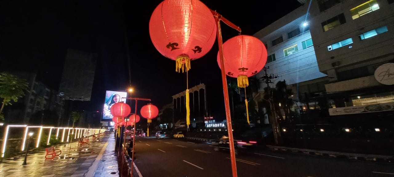 ORNAMEN Tahun Baru Imlek terpantau di Jalan Piere Tendean Manado.