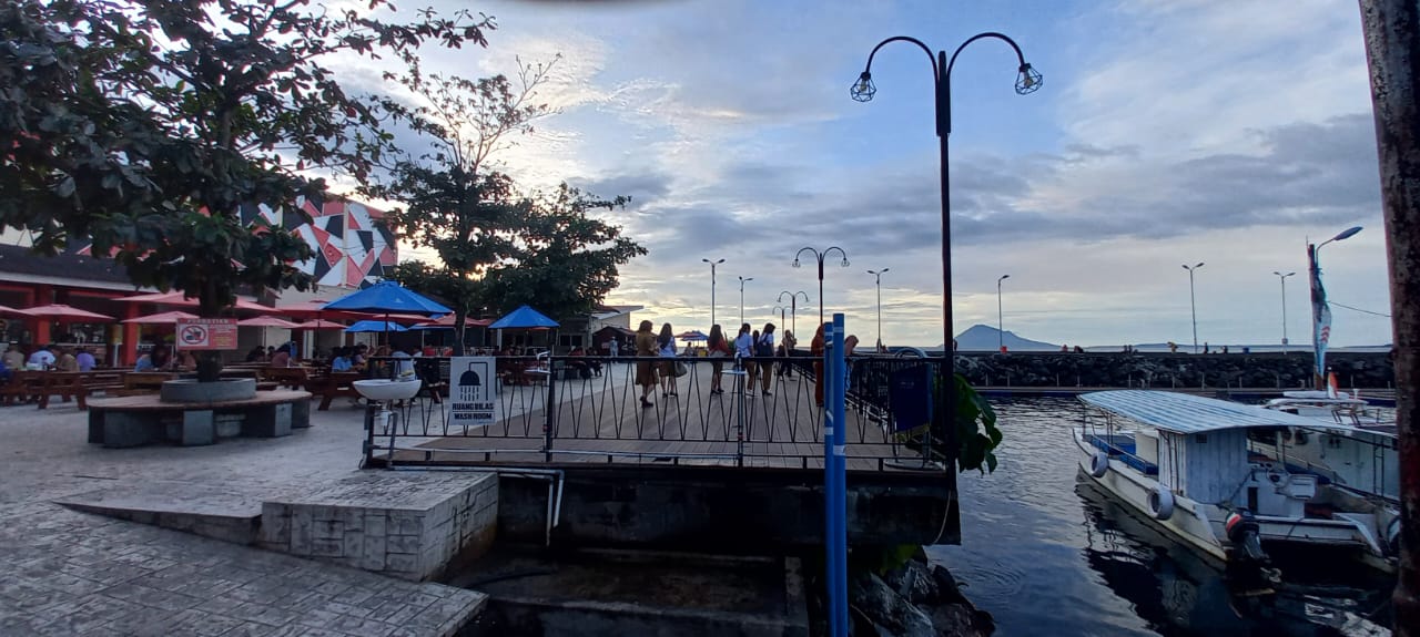 Warga Kota Manado dan pengunjung dari luar kota tampak menikmati waktu sore di Kawasan Manado Bay Megamas pada Selasa (14/01/2025).  Suasana santai di tepi laut ini menjadi pilihan favorit untuk bersa