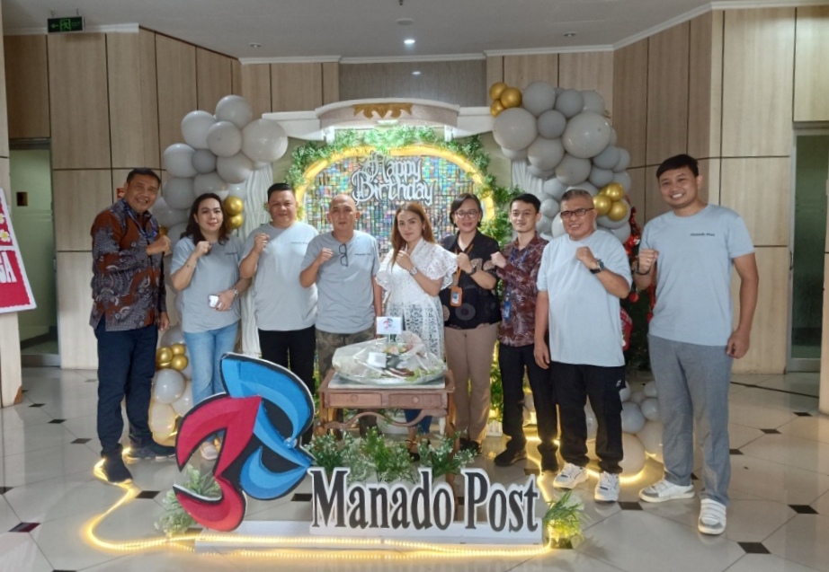 BAHAGIA : Nampak kebahagiaan terpancar di ulang tahun Manado Post ke 38 yang turut dirayakan Mantos.