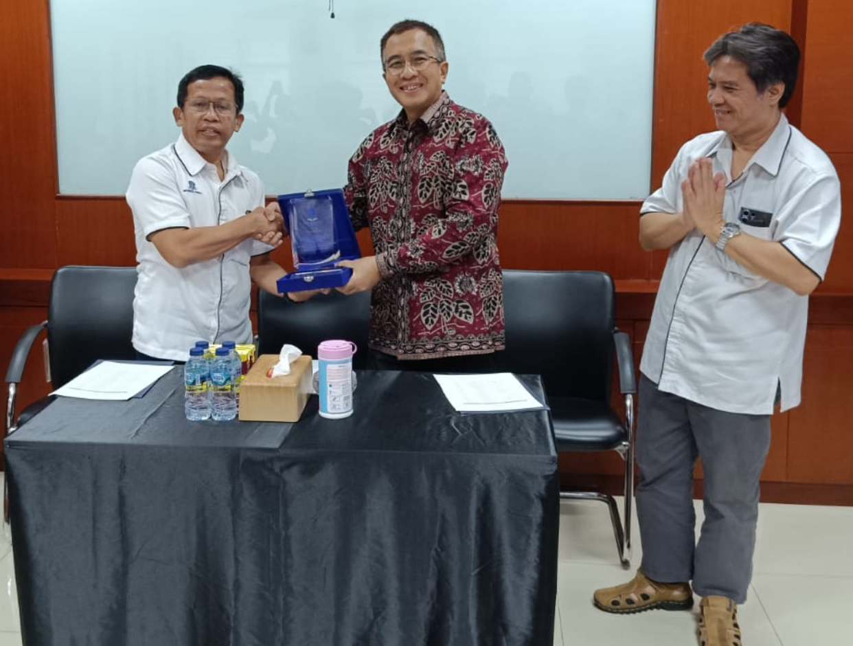 Serah terima Direktur UT Manado dari Dr Obet Bida ke Hendrikus Ivoni Bambang Prasetyo SSos MSi.