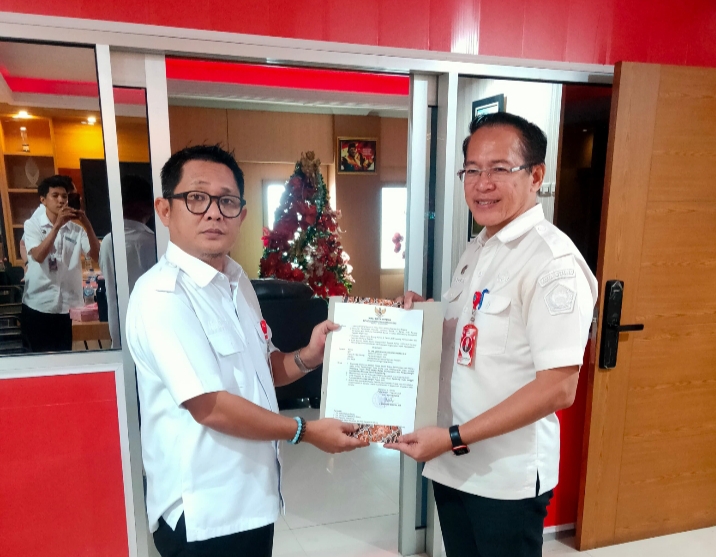 Sekretaris Daerah Kota Bitung Ign Rudy Theno saat menyerahkan surat perintah pelaksana tugas kepada Jackson Ruaw.(Dok Istimewa)