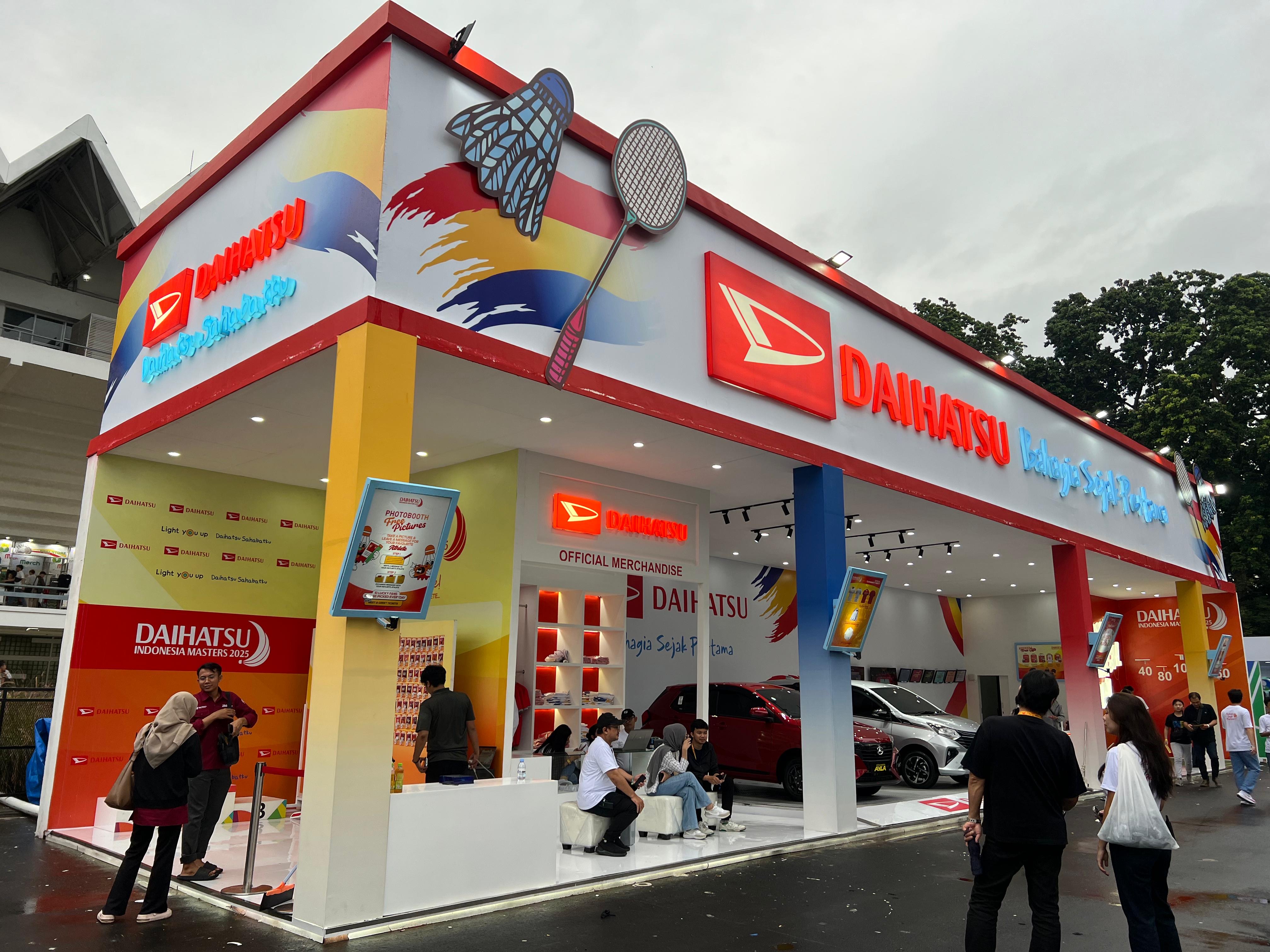 Booth Daihatsu sediakan merchandise ikonik Daihatsu Indonesia Masters 2025 bertema bulu tangkis