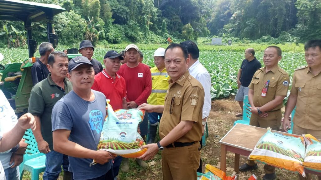 JAMIN EKSISTENSI: Jajaran Pemerintah Kota Tomohon lewat  Wali Kota Caroll Senduk SH, saat menyerahkan bantuan pupuk hasil kerja sama dengan Pemprov Sulut, beberapa waktu lalu. Dok istimewa&nbsp;