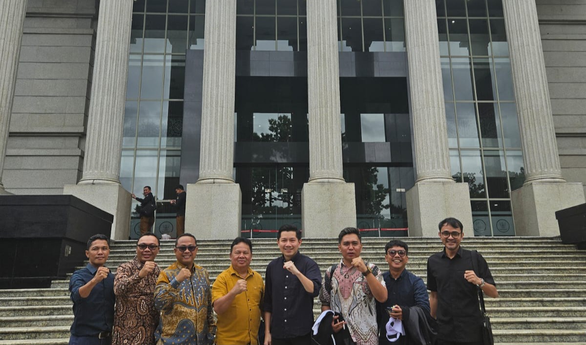 KUASA Hukum Pemohon di Depan Gedung Mahkamah Konstitusi RI.