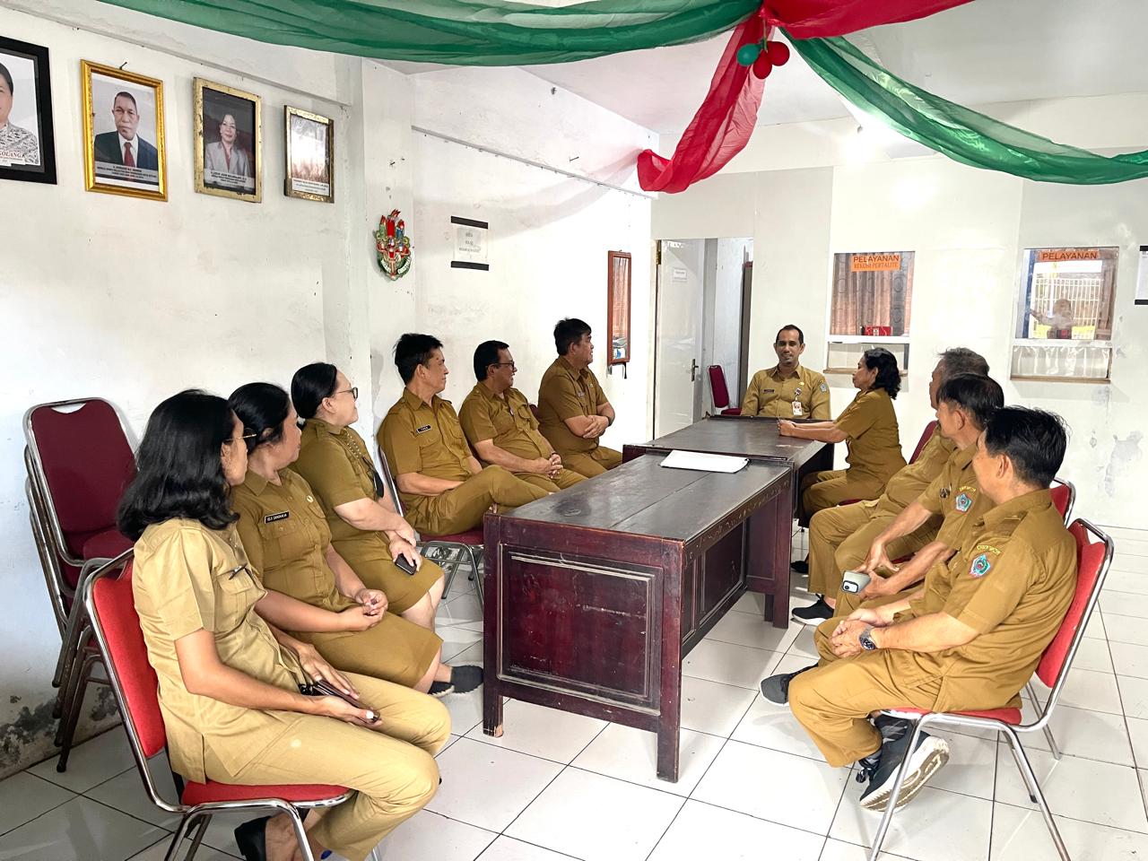 Kepala Dinas Perikanan Kota Bitung Sadat Minabari rapat bersama jajarannya, merancang program kegiatan dalam menunjang visi misi prioritas HH-RM.(Dok Istimewa)