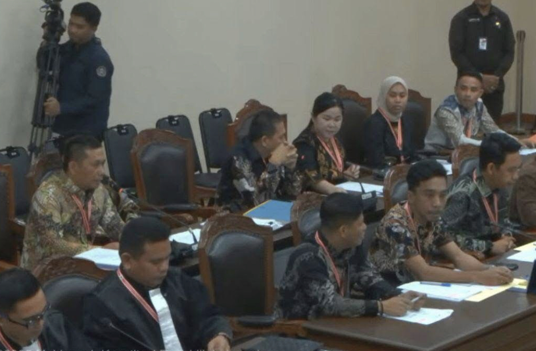 BEBER: Pimpinan Bawaslu Minut memberikan keterangan di Sidang PHP Minut di MK, Kamis (23/1/2025).