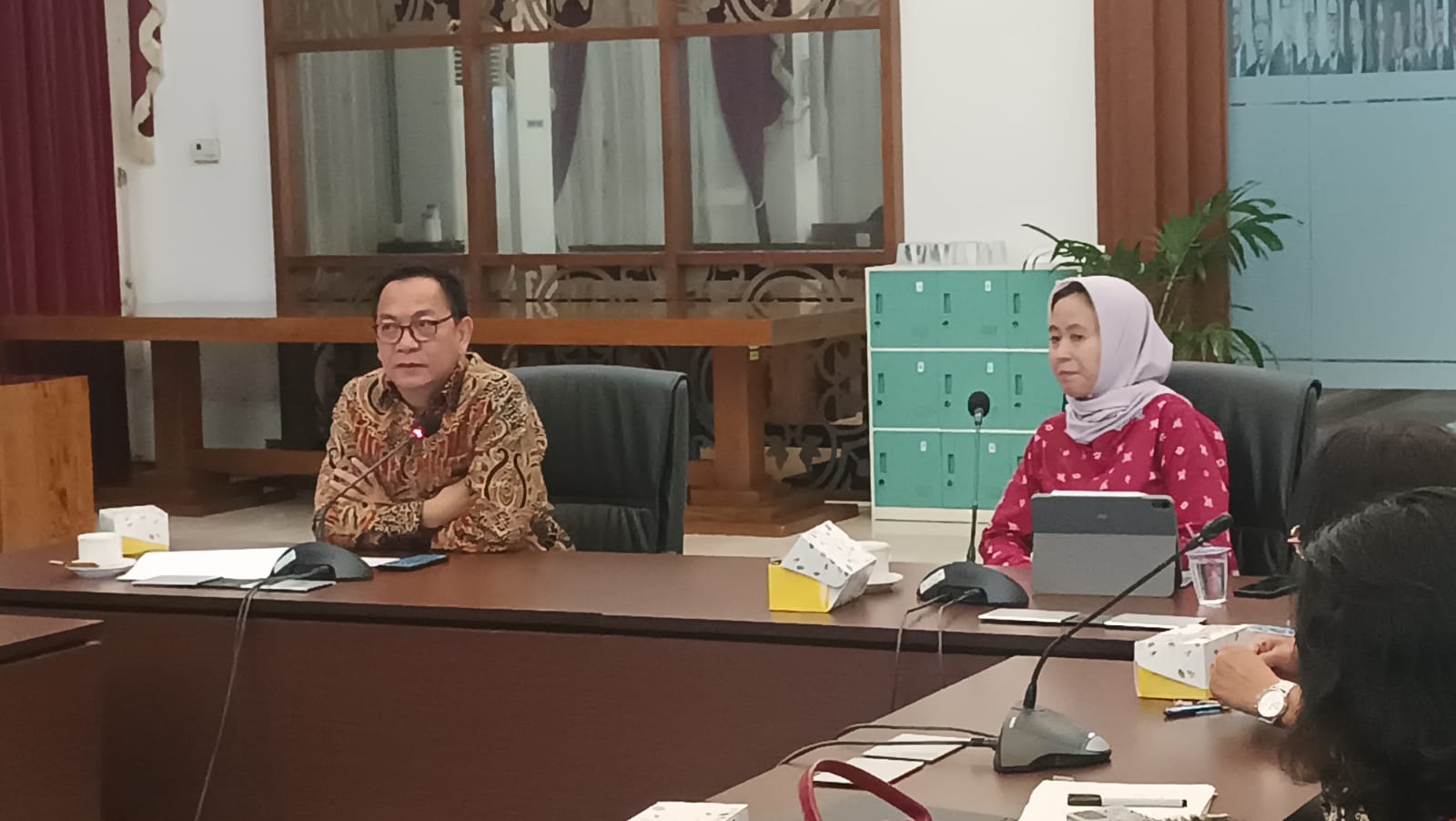 SINERGI: Wali Kota Caroll Senduk SH saat berdiskusi dengan Koordinator Bidang Aparatur dan Kelembagaan Pemda Ditjen Pembangunan Daerah Alen Ermanita. Dok istimewa.