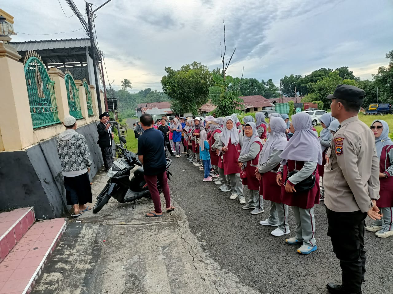 Personel Polsek Ranowulu mengawal kegiatan jalan sehat jamaah Masjid As Salam Pinokalan, dalam rangka Isra Mi