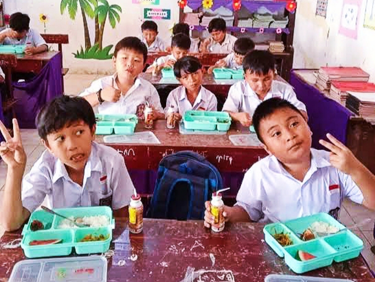 Ilustrasi pemberian program makanan bergizi gratis di sekolah
