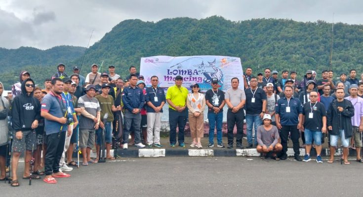 Foto Bersama Pj Bupati Sangihe Albert Wounde, Ketua TP PKK Sangihe Josephine M Tacoh, Panitia dan Peserta Memancing