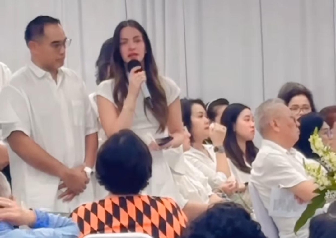 Nia Ramadhani dan Ardie Bakri saat ibadah pemakaman