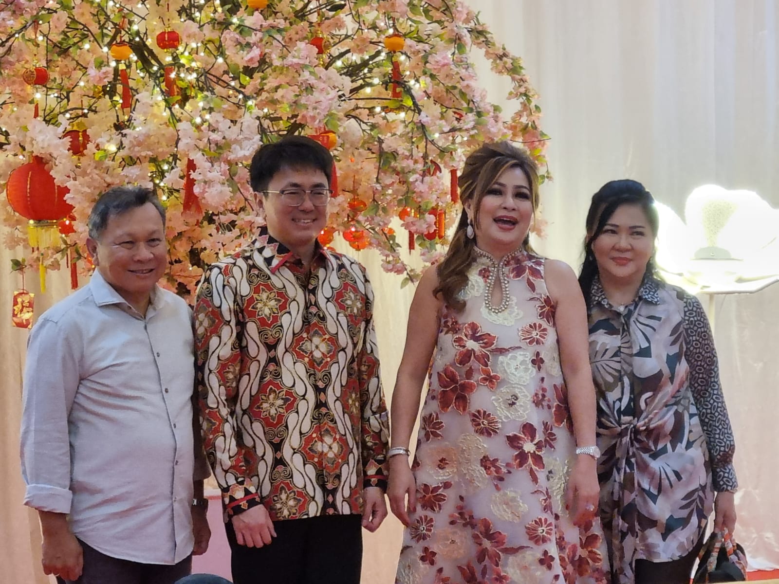 SUKACITA: Dirut BSG Revino Pepah bersama istri Esther Mamangkey menghadiri open house menyambut Tahun Baru Imlek 2576 K/2025 M, di Rumah Dinas Wali Kota Manado di Bumi Beringin, Rabu (29/01/25).