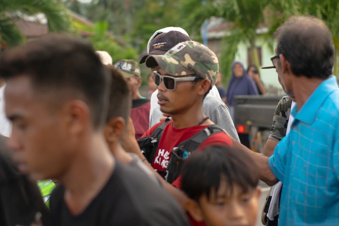 ENJOY: Andi Mohammad alias Daeng Anpes (kacamata hitam), Pria asal Kabupaten Maros, Sulawesi Selatan, ini sedang viral. Ia memutuskan jalan kaki dari kampung halamannya 21 September 2024 (Ft Istimewa)