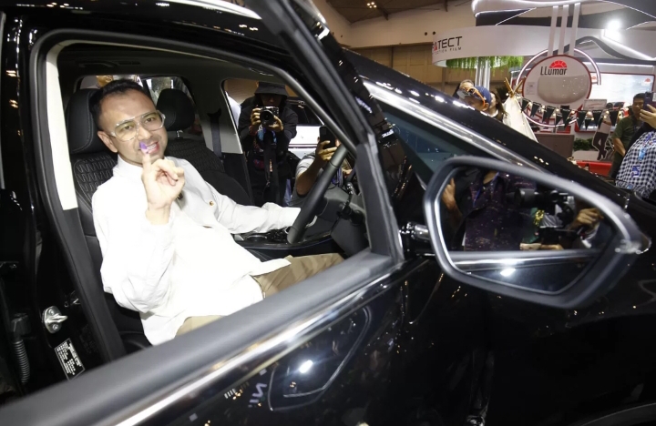 TUNTAS: Raffi Ahmad saat menunjukkan jari kelingking saat menjabat sebagai Utusan Khusus Presiden RI.