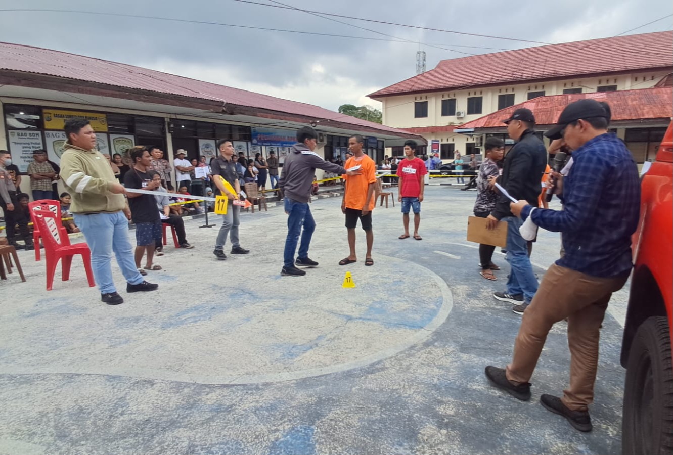 REKON: Suasana rekonstruksi di Halaman Kantor Polres Minahasa, Kamis (30/1/2025).