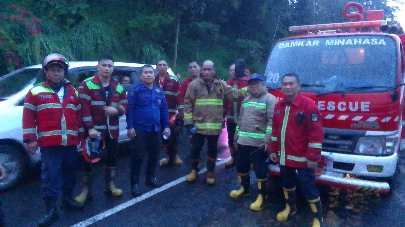 Kolaborasi bersama Damkar Tomohon dan Damkar Kabupaten Minahasa berhasil memadamkan kobaran api di RM Heng Mien Tinoor. Dok istimewa