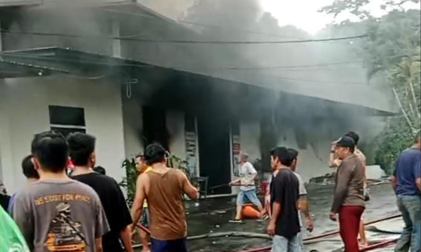 Kebakaran di RM Heng Mien Tinoor, Kamis 30 Januari 2025 bikin heboh masyarakat sekitar. Dok istimewa