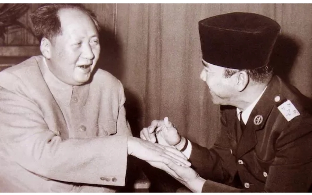 Bung Karno (kanan) saat bertemu Pemimpin Tertinggi Tiongkok, Mao Zedong pada tahun 1956. (tofo jawapos)