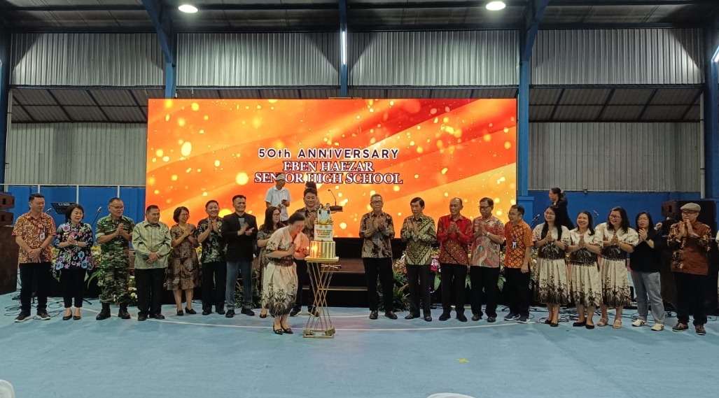 Puncak ulang tahun ke 50 tahun SMA Kristen Eben Haezar Manado. Dirayakan dalam peribadatan syukur yang dihadiri seluruh keluarga besar Yayasan Eben Haezar Manado, semalam.