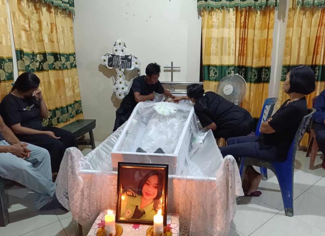 Papa dan mama Claudia yang tak kuasa menahan tangis dan air mata didepan peti jenazah.