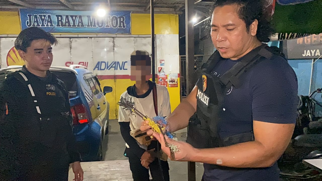 Katim Tarsius Presisi Polres Bitung AIPDA Angky Koagow bersama anggota, mengamankan BW seorang residivis karena kedapatan membawa panah wayer.(Dok Istimewa)