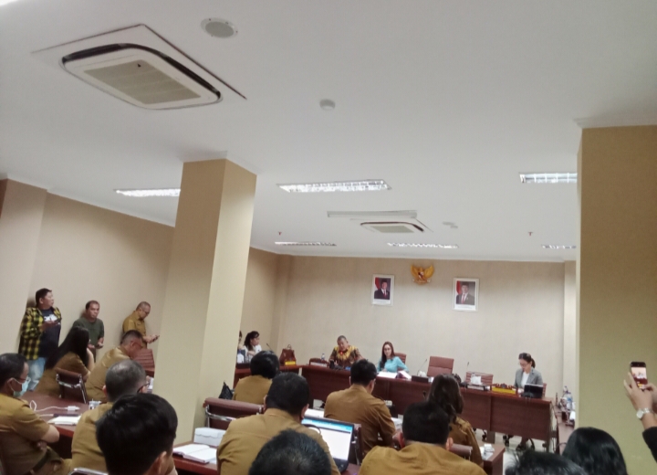 PINTA: Koordinator Komisi IV DPRD Sulut Stella Runtuwene saat menghadiri RDP dengan Dinas Pendidikan Daerah Sulut.