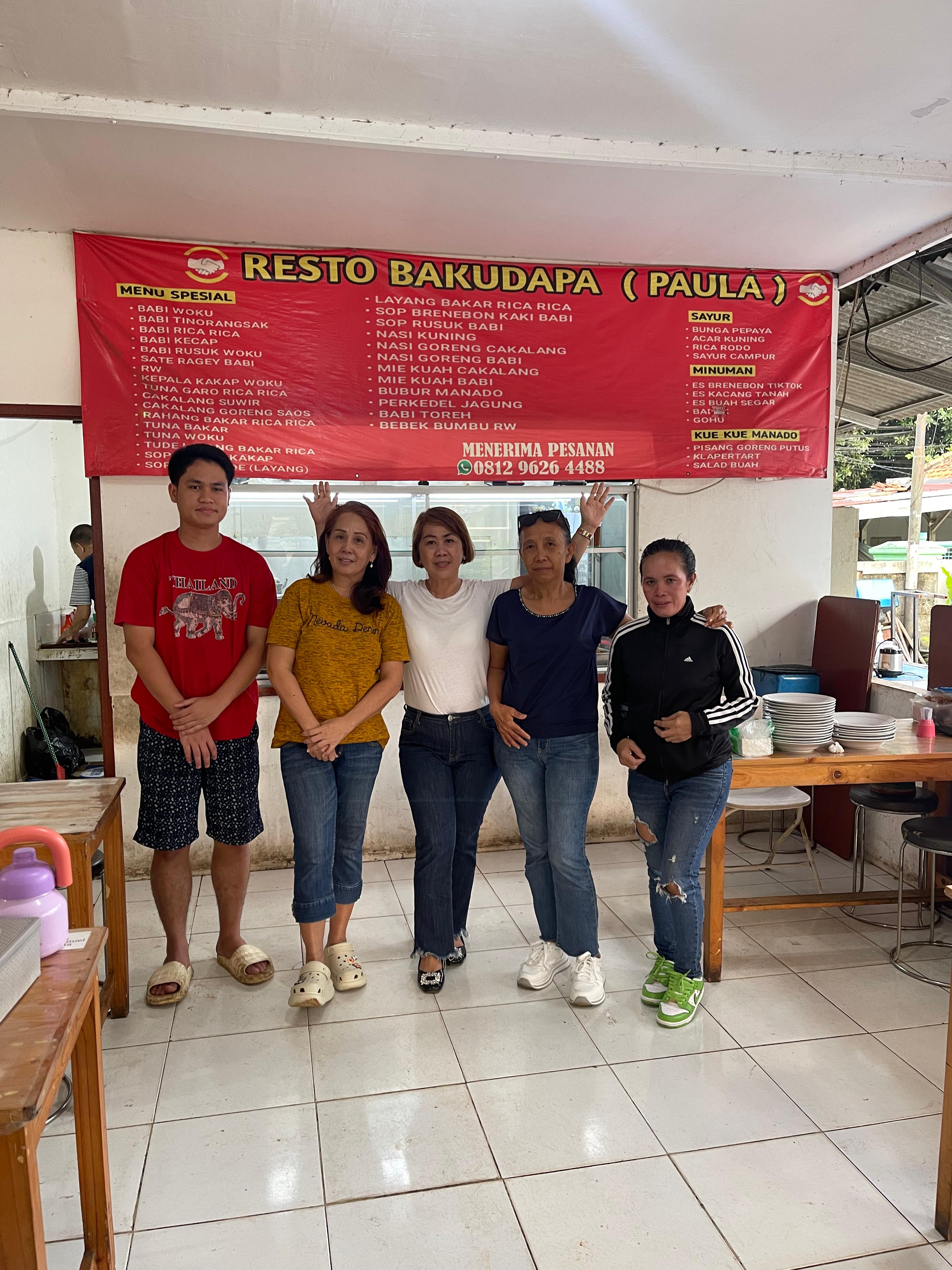 Paula Feibe Tualangi (tengah) bersama karyawan Resto Bakudapa Paula di bilangan Gambir, Jakarta Pusat.