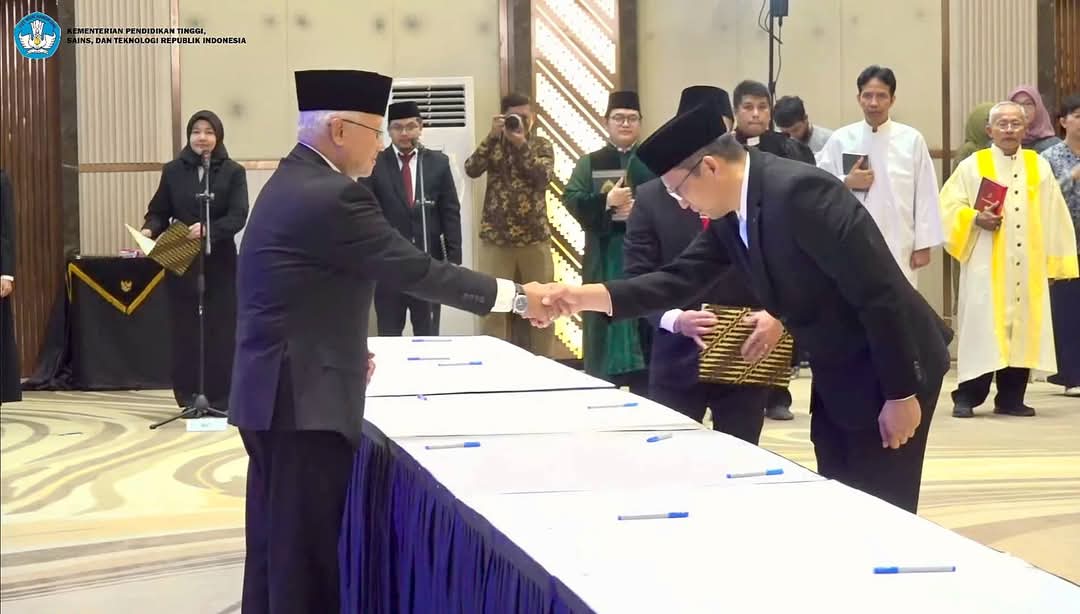 RESMI DILANTIK: Rektor Unima Joseph Kambey saat dilantik Menteri Satryo Brodjonegoro, di Jakarta (4/2/2025) siang tadi.(ist)