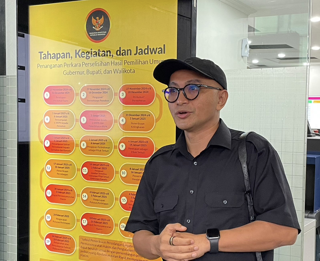 PATUH: Ketua KPU Minut Hendra Lumanauw usai pembacaan putusan dismissal perkara 107/PHPU.BUP-XXIII/2025 di Gedung Mahkamah Konstitusi, Jakarta Pusat, Selasa (4/5/2025).