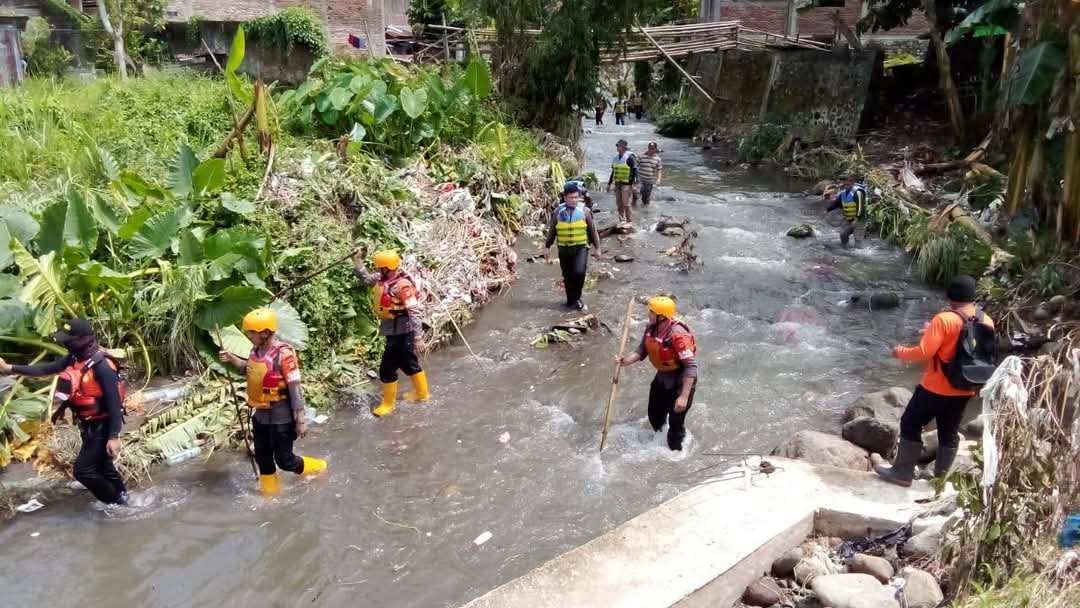 Tim Gabungan saat melaksanakan pencarian jasad Ferry Rumagit.