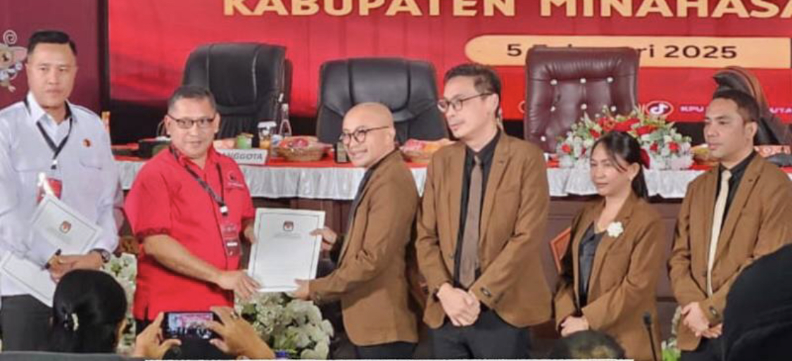 SAH: Komisioner KPU menyerahkan SK penetapan paslon terpilih kepada pihak Joune Gandan dan Kevin Lotulung yang diwakili Sekretaris Tim Pemenangan, Wagey