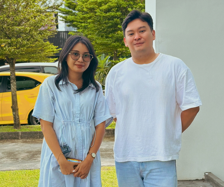 SPV Wuling Area Marketing Sulbagut Malut Rizka Soraya Camal bersama Kenjiro dari tim Manado Post Online