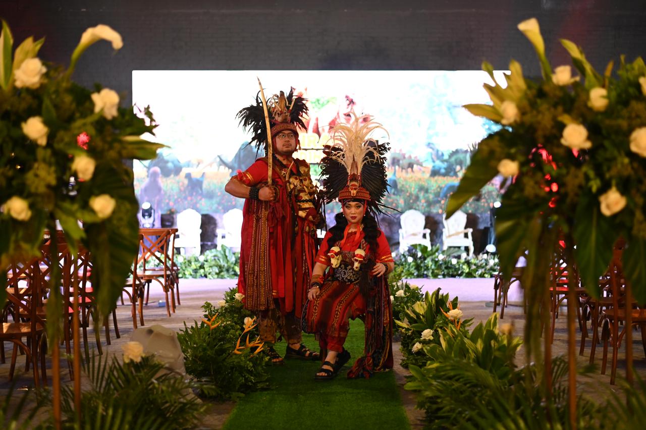Alam dan Ester tampil mengenakan pakaian perang Minahasa, Kabasaran, dalam resepsi pernikahan mereka di Jakarta.