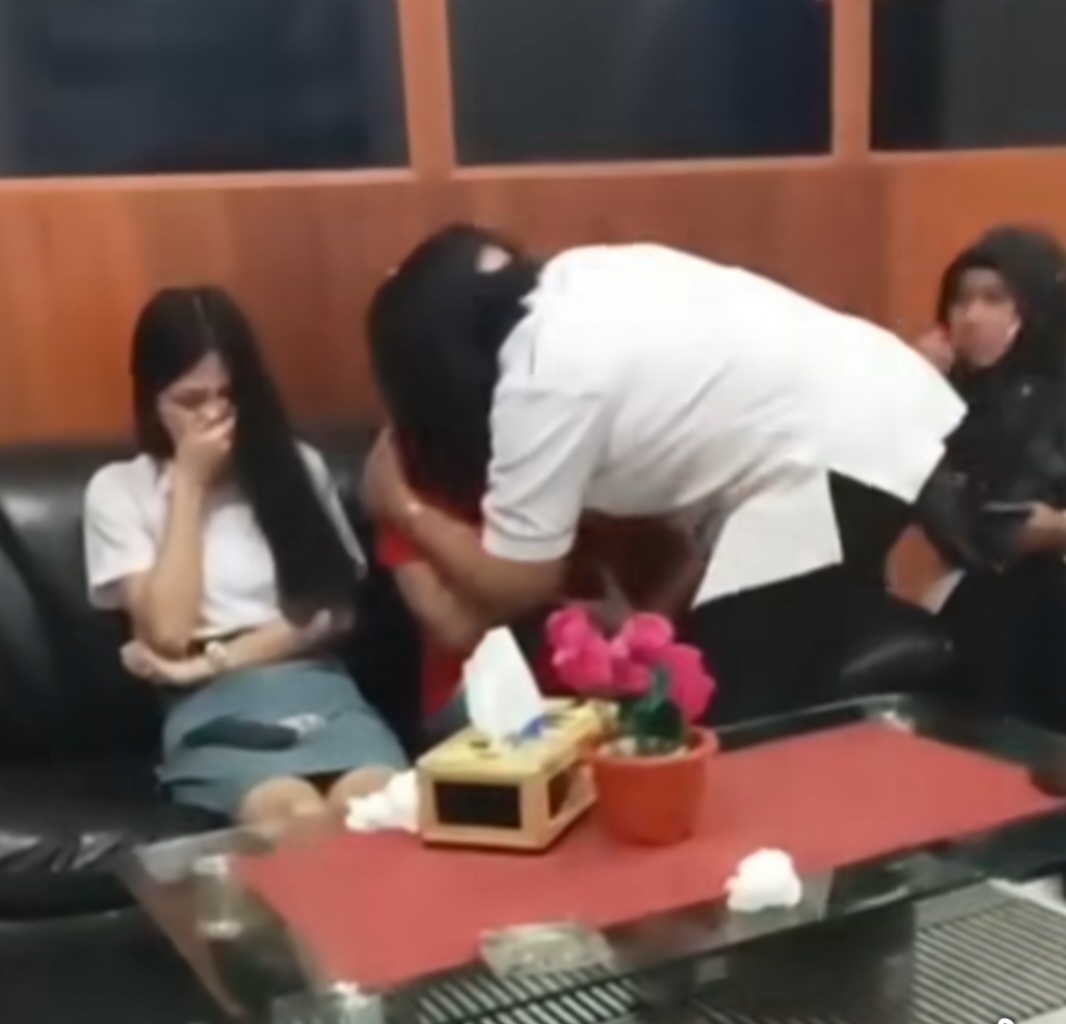 Ibu guru Simpiru tampak menangis dan memimta maaf kepada siswa dan orang tua siswa.
