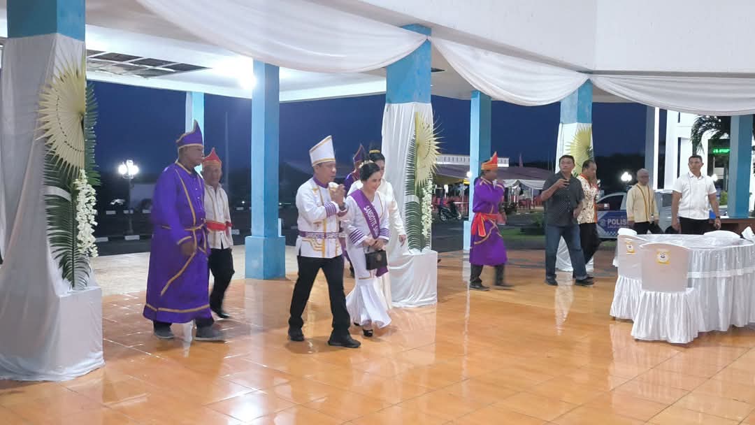 Penjabat Bupati&nbsp; Kepulauan Talaud Dr Fransiscus Engelbert Manumpil bersama Ketua Tim Penggerak PKK Kabupaten&nbsp; Kepulauan Talaud Pdt. Deysie Khristine Lewan, saat memasuki pendopo rumah dinas bupati.