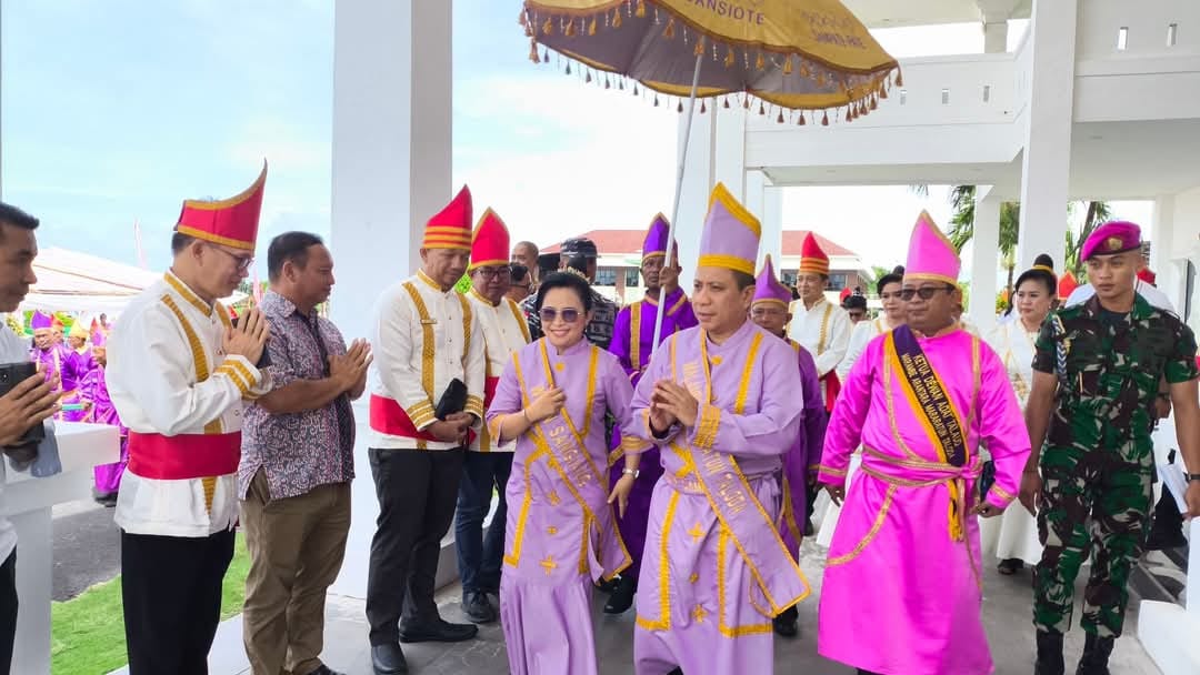 Penjabat Bupati Kepulauan Talaud Dr Fransiscus Engelbert Manumpil di dampingi&nbsp; Ketua Tim Penggerak PKK Kabupaten&nbsp;Kepulauan Talaud Pdt. Deysie Khristine Lewan saat menggelar Ritual adat Manduru