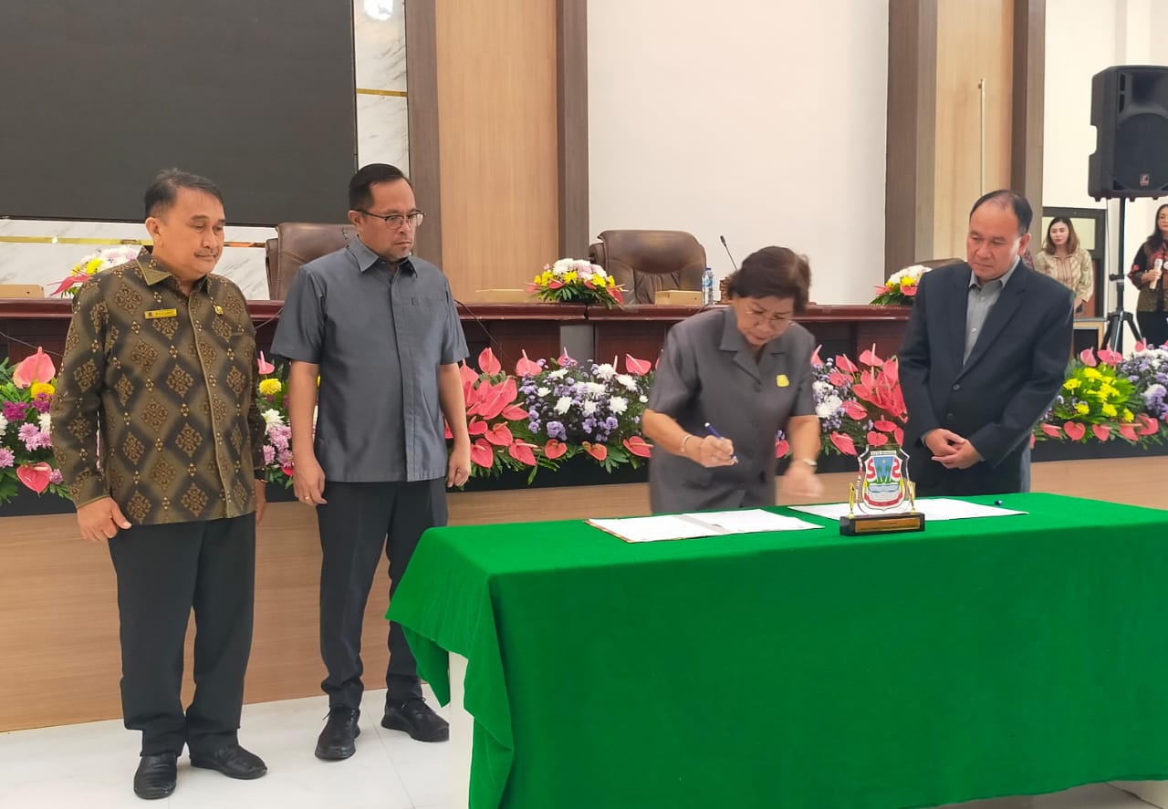 Penandatanganan keputusan DPRD dan berita acara pengumuman hasil penetapan calon terpilih.