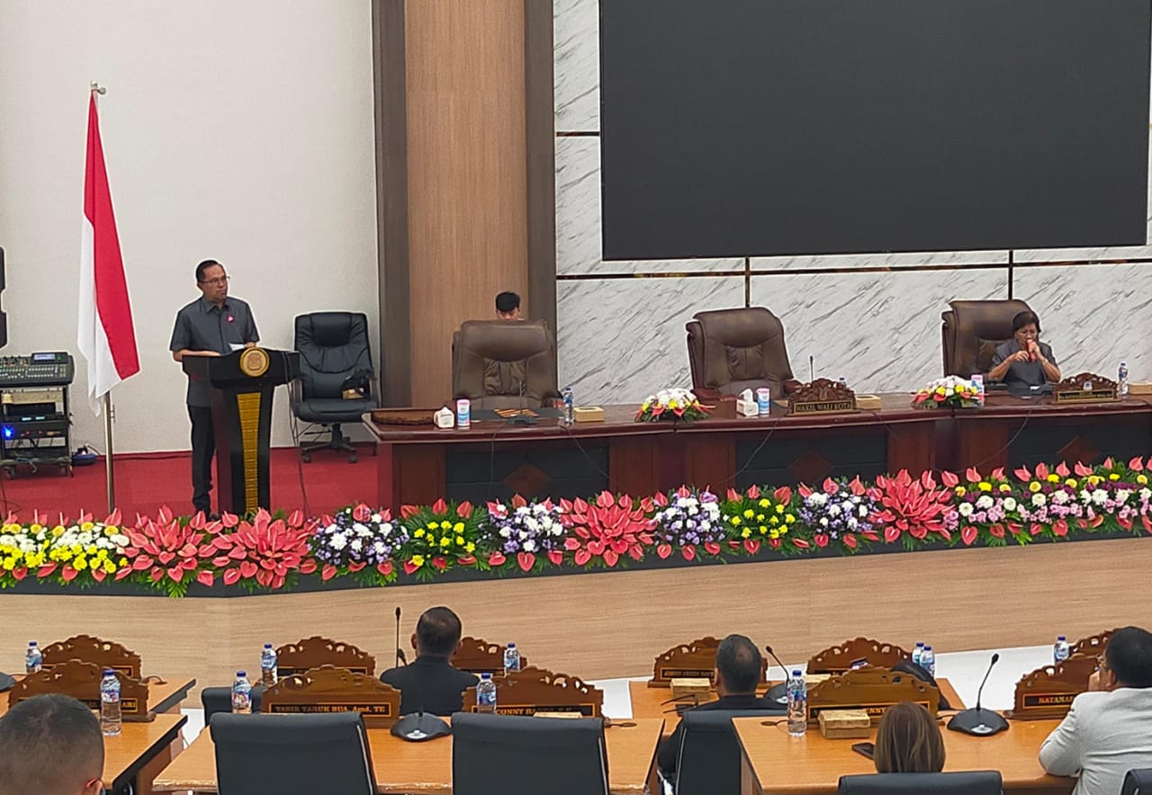 Wakil Wali Kota Manado Richard Sualang saat menyampaikan sambutan di rapat paripurna DPRD.